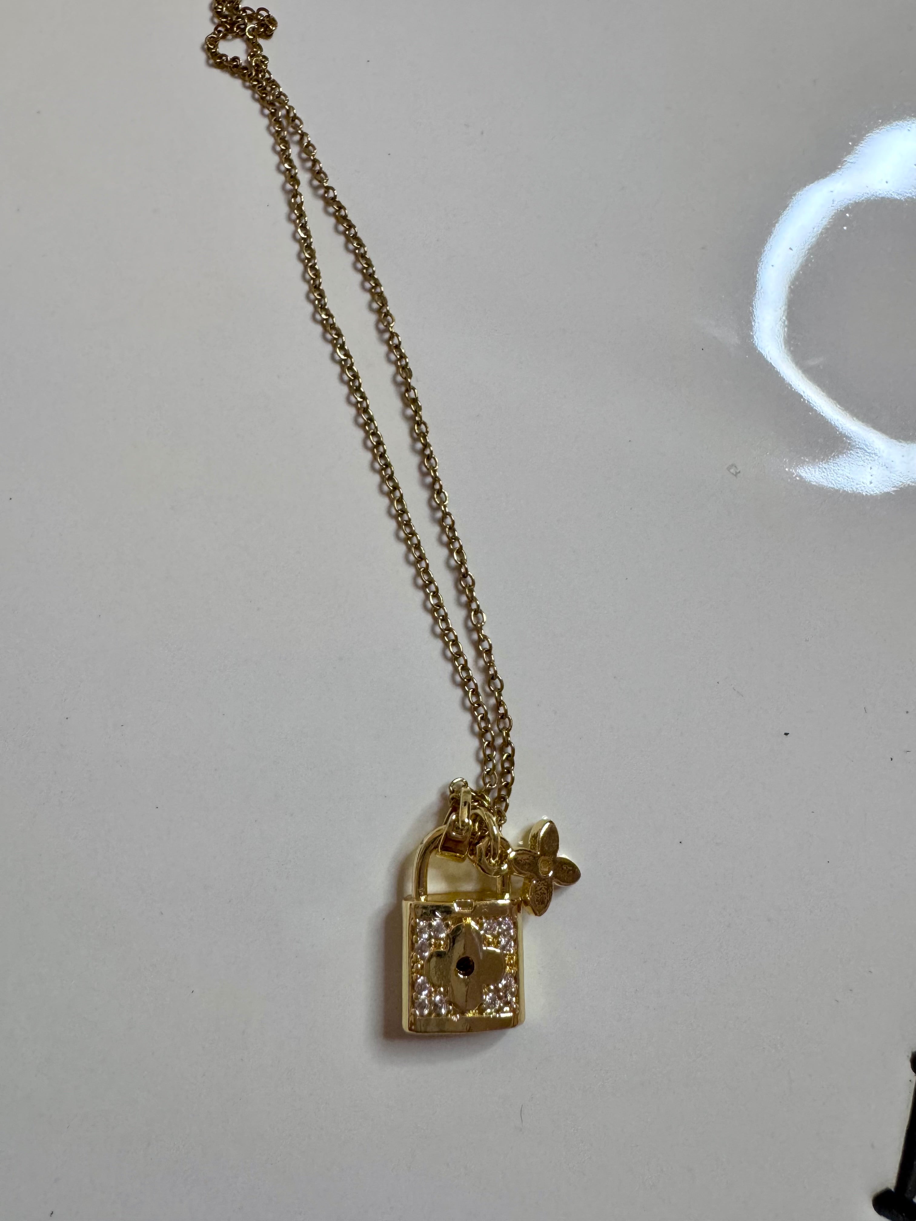 Flower and lock gold necklace