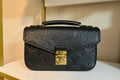 Black mini pochette