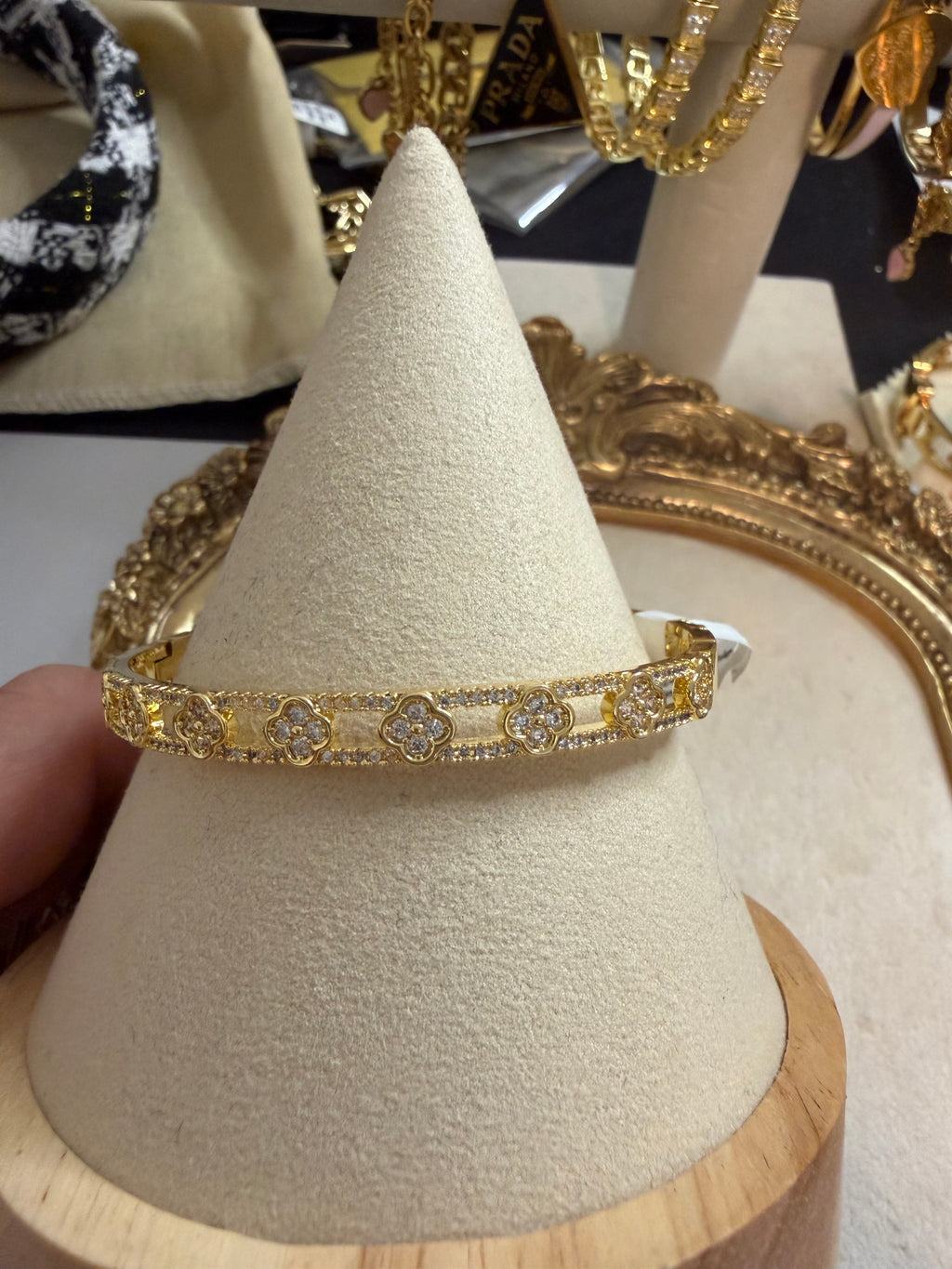 Clover cutout gold bangle