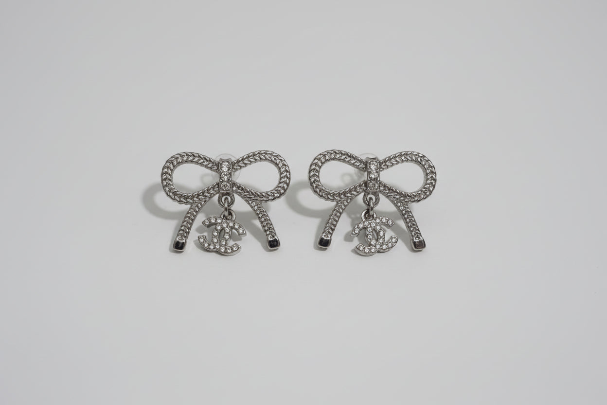 Silver bow-shaped earrings 