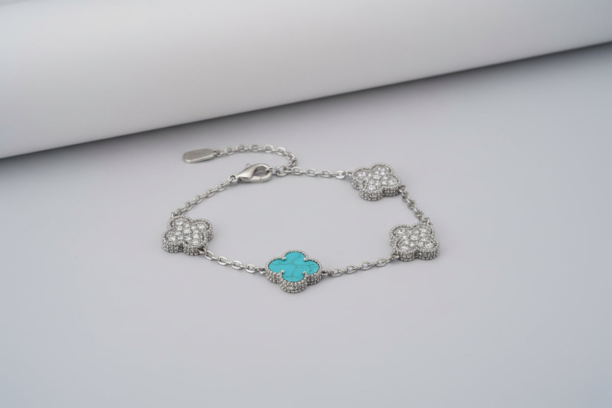 Bracelet with turquoise clover-shaped charms on silver with vc stones