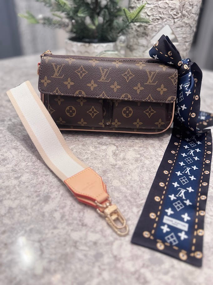 Monogram brown fleur top zip, back pocket and 2 front pockets.