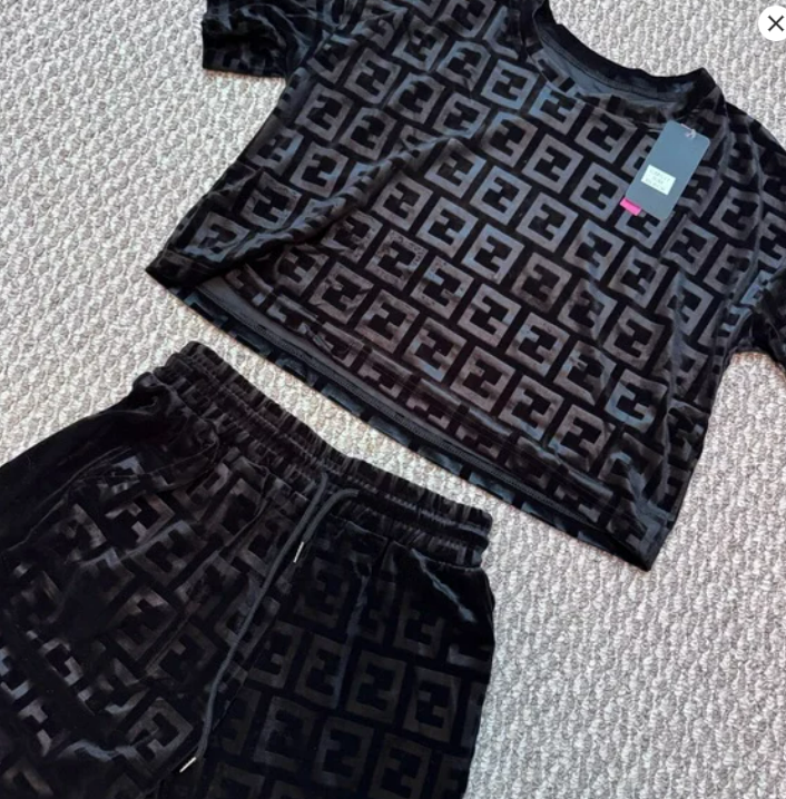 Blackoutfit with patterned top and wide-leg pants